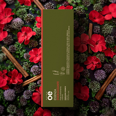 immagine del prodotto fiala essenza ambientata su sfondo di fiori rossi e cannella